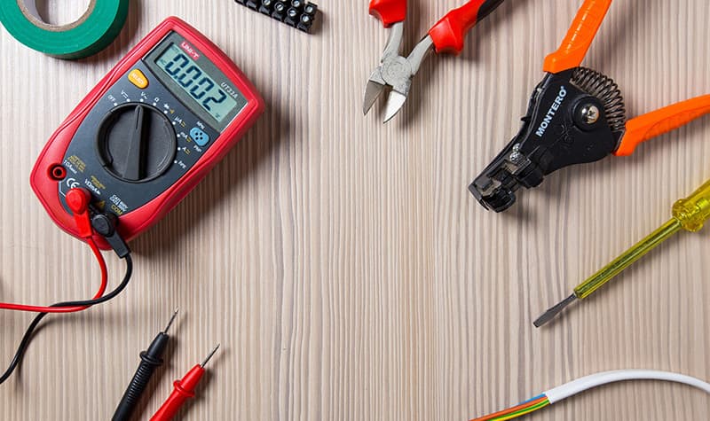 VDE Prüfung nach DGUV V3: So reduzieren Sie Ausfallzeiten durch elektrische Schäden