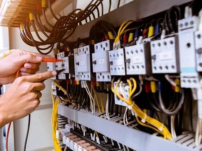 Die Rolle der Elektrofachkraft bei der Prüfung ortsfester elektrischer Anlagen nach VDE 0100