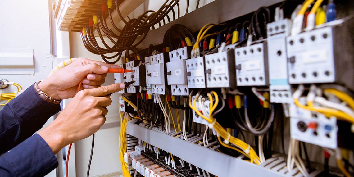 Die Rolle der Elektrofachkraft bei der Prüfung ortsfester elektrischer Anlagen nach VDE 0100