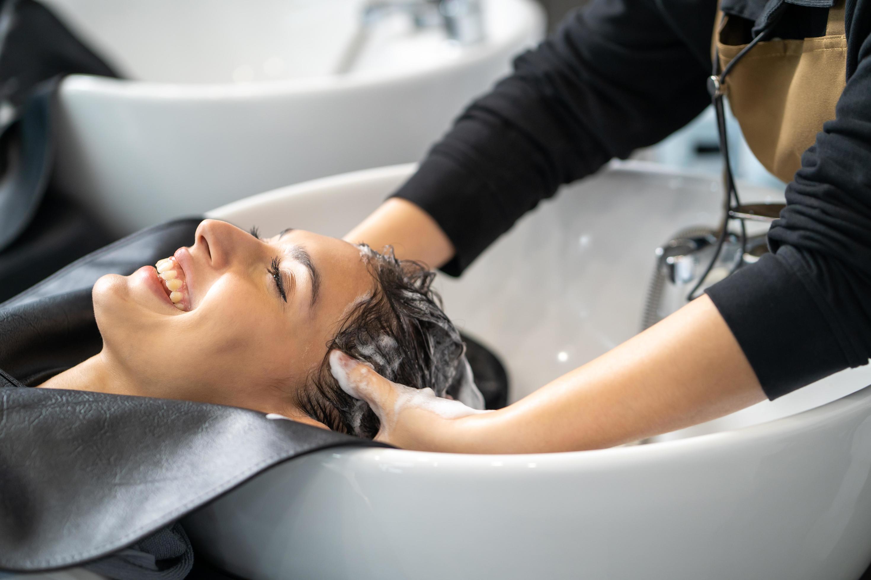 Das perfekte Friseurwaschbecken für entspannte Kundenerlebnisse