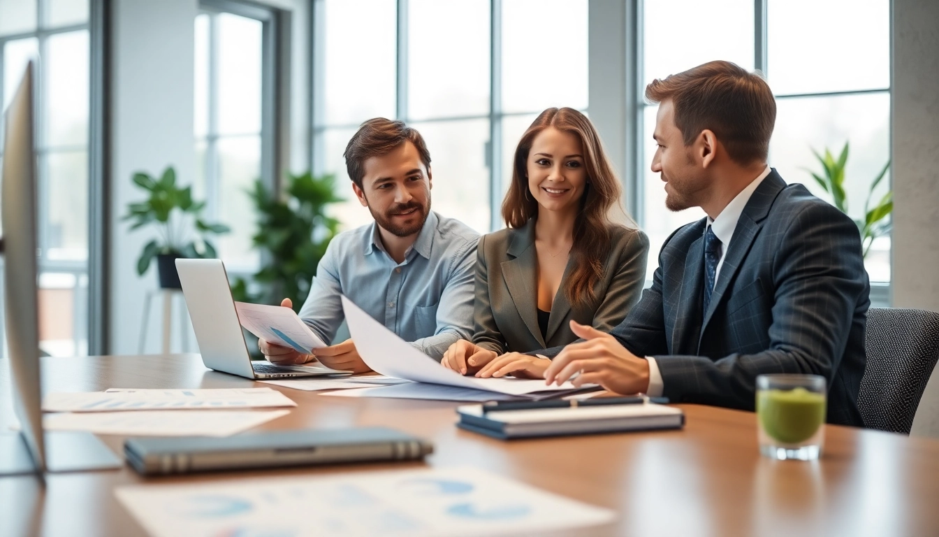 Kostengünstig investieren: Beratungsgespräch zwischen einem Finanzberater und einem jungen Paar.
