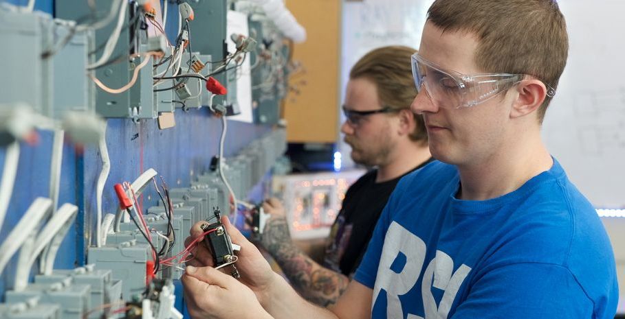 Die Rolle der Elektrofachkraft bei der Prüfung ortsfester elektrischer Anlagen nach VDE 0100