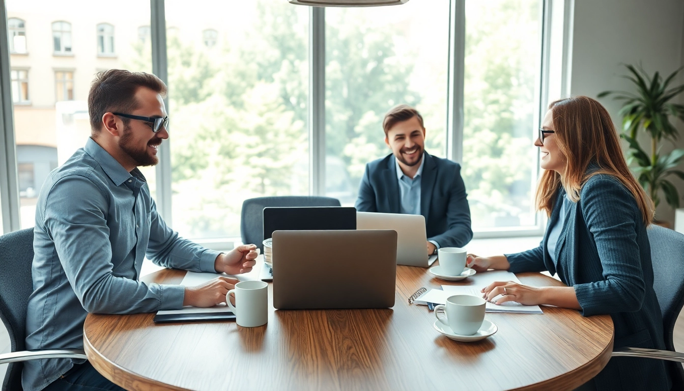 Engagierte Personalvermittlung in einem modernen Büro mit Fachkräften, die an Verhandlungen arbeiten.